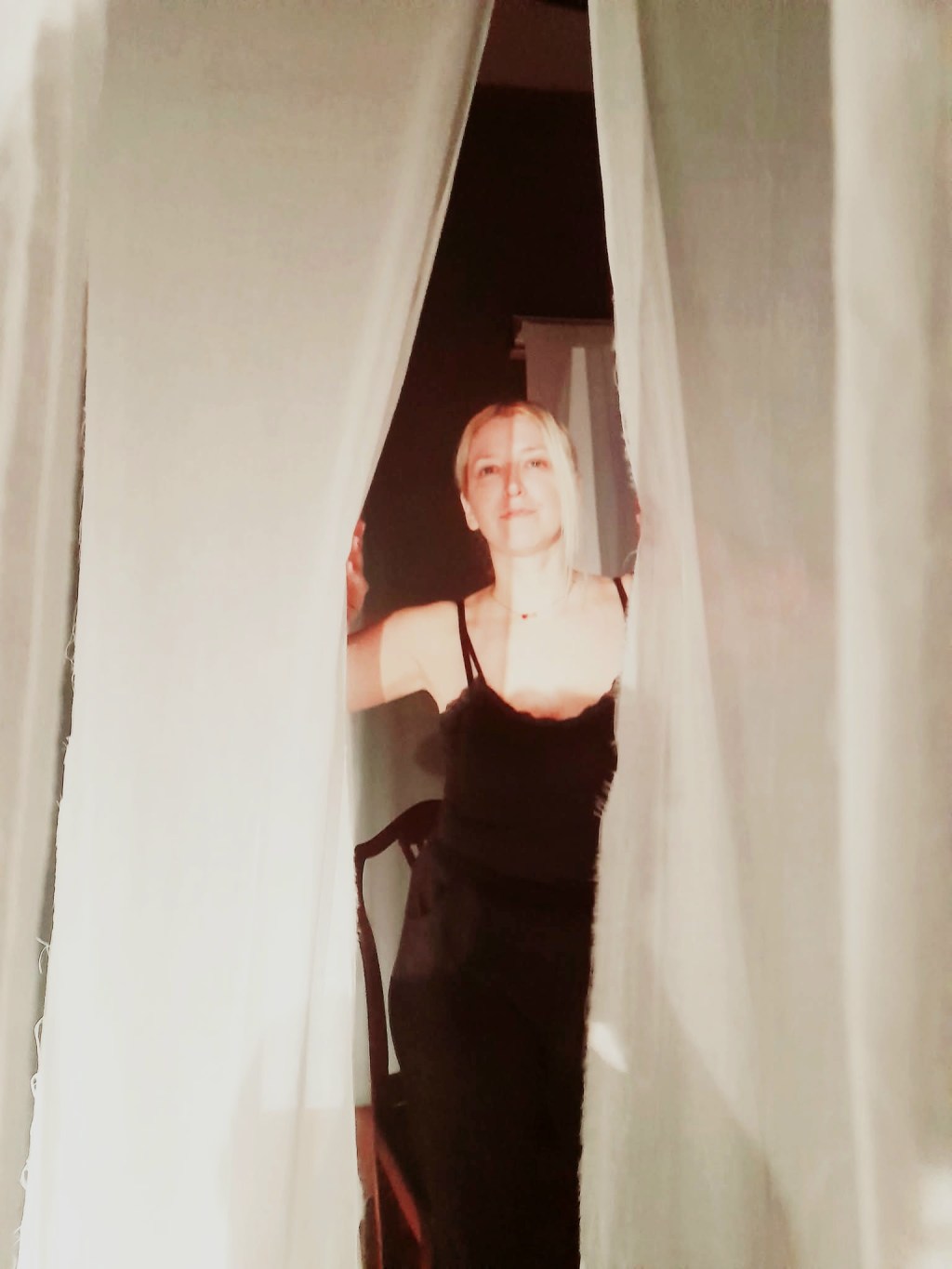 Κριτική παρουσίαση για το θεατρικό δρώμενο ”Κόκκινες λέξεις”, της Νικολένας Καλαϊτζάκη –&nbsp;Ζούνη